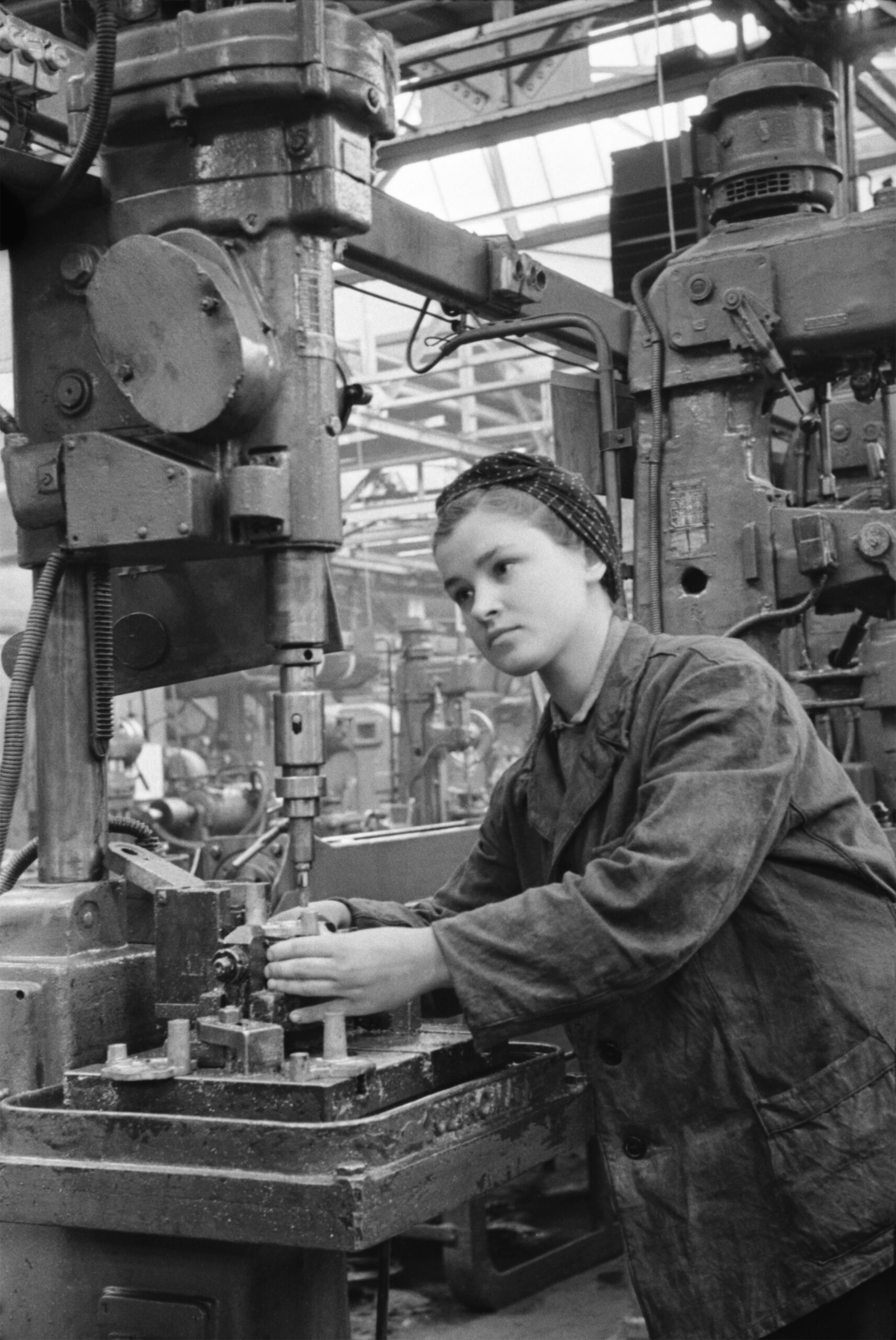 Валентин Хухлаев. Сверловщица-комсомолка на персональной трудовой вахте МЗМА, 1952 ⓒ Галерея Люмьер